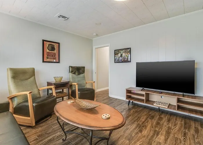 Hot Spot Near Cajun Dome And Moncus Park Sleeps 8