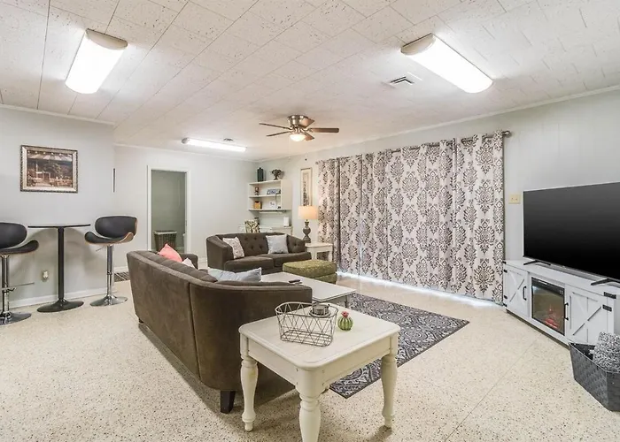 Hot Spot Near Cajun Dome And Moncus Park Sleeps 8 Apartment *