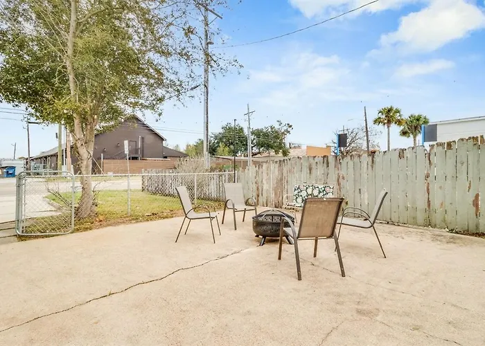 Hot Spot Near Cajun Dome And Moncus Park Sleeps 8 *