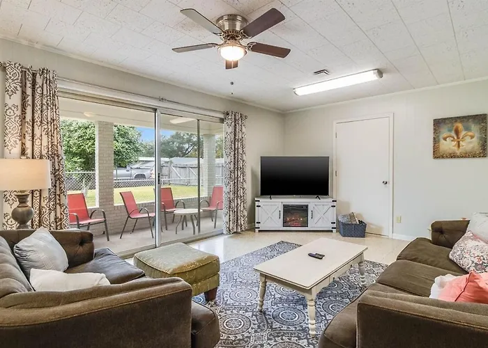 Hot Spot Near Cajun Dome And Moncus Park Sleeps 8 Apartment