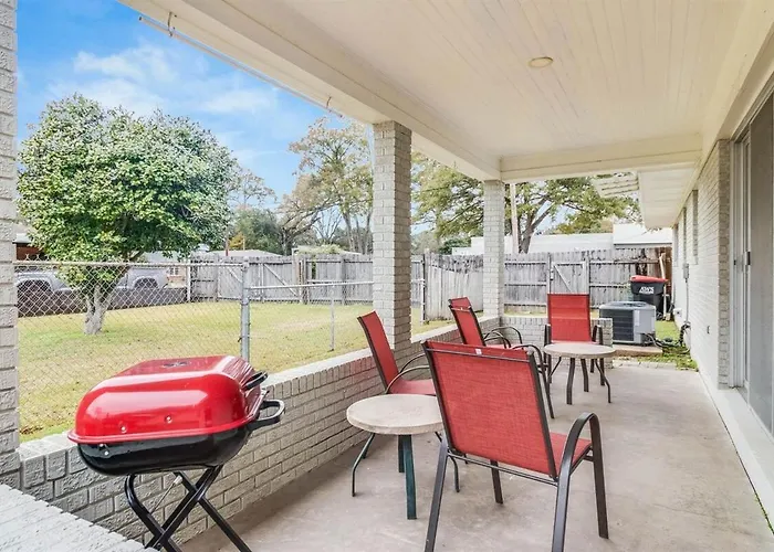 Hot Spot Near Cajun Dome And Moncus Park Sleeps 8 *